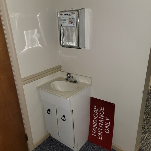 More Photos Of 600 Main St, Riverton Office For Sale