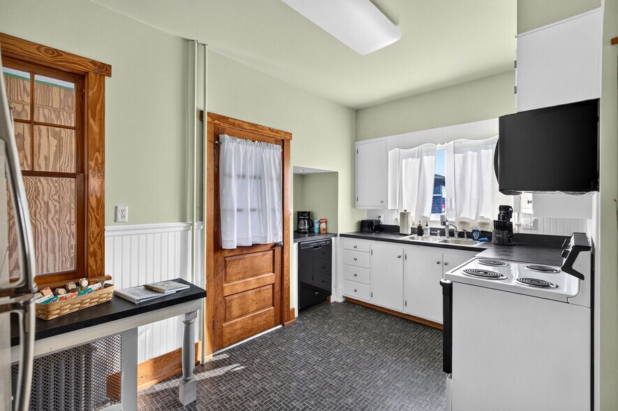 More Photos Of 910 W Market St, Lewisburg Freestanding For Sale