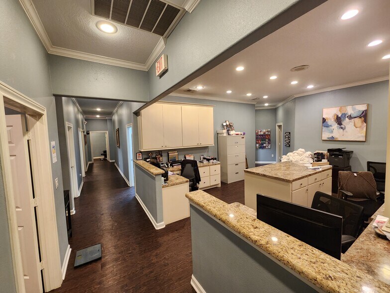 More Photos Of 225 E Edgewood Dr, Friendswood Hospital For Lease