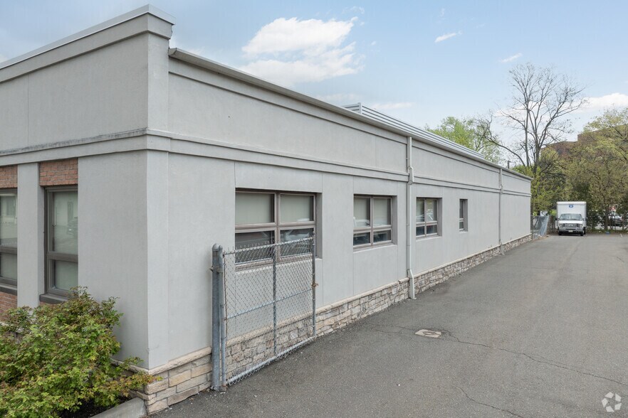 More Photos Of 20 Woodridge Ave, Hackensack Medical For Lease