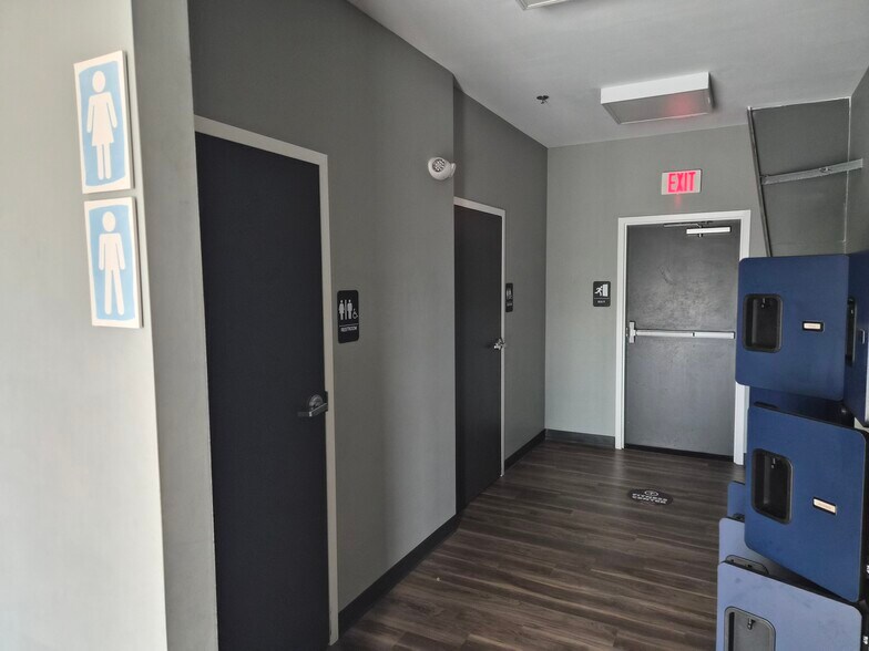 More Photos Of 8200 Cypress Plaza Dr, Jacksonville Health Club For Lease