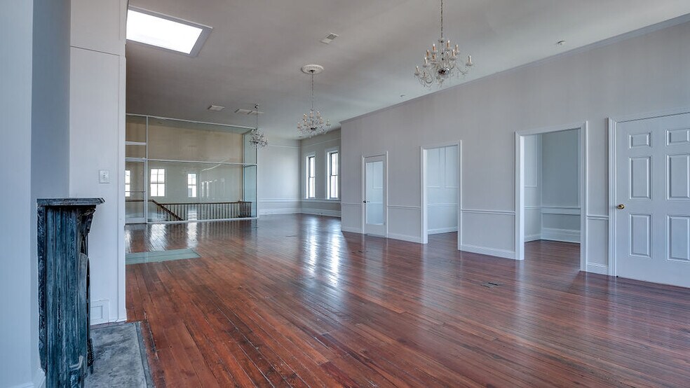 More Photos Of 36 W Broughton St, Savannah Office For Lease