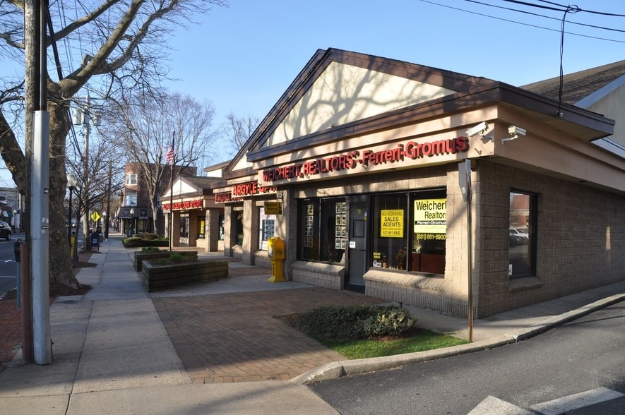 More Photos Of 140-170 Deer Park Ave, Babylon Storefront Retail Office For Lease