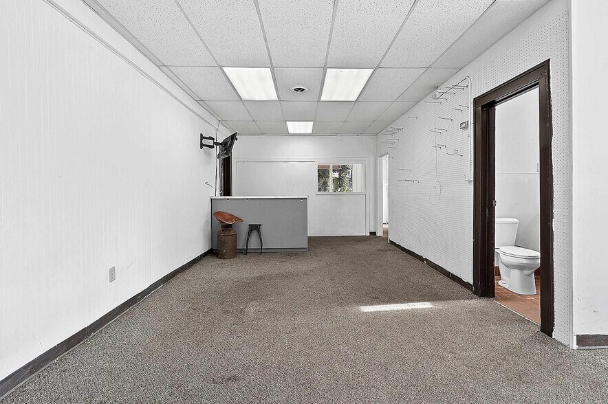 More Photos Of 201 E Green Bay St, Bonduel Service Station For Sale