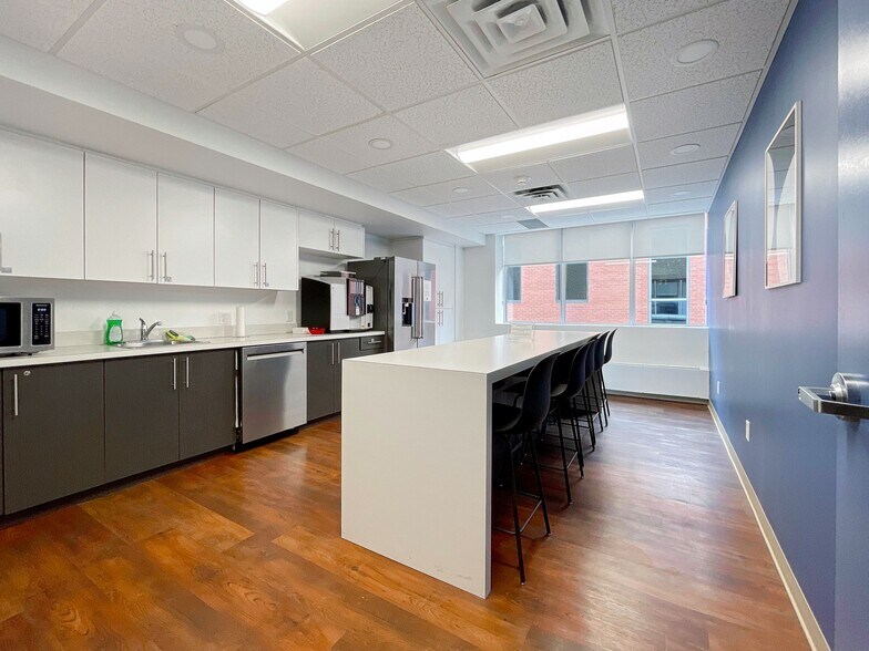 More Photos Of 396 Cooper St, Ottawa Office For Lease