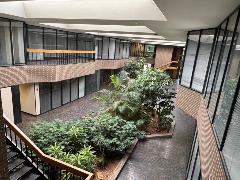 More Photos Of 1880 S Dairy Ashford Rd, Houston Office Residential For Lease