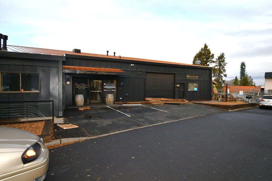 More Photos Of 1841 NE Lytle St, Bend Showroom For Lease