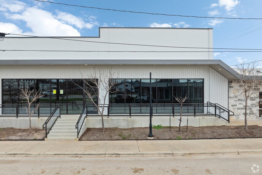 More Photos Of 2406 Main St, Waller Storefront For Lease