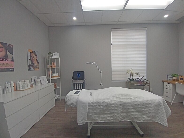 More Photos Of 300 Terry Fox Dr, Ottawa Office For Sale