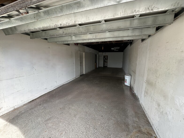 More Photos Of 4331 N Dixie Hwy, Boca Raton Light Distribution For Lease