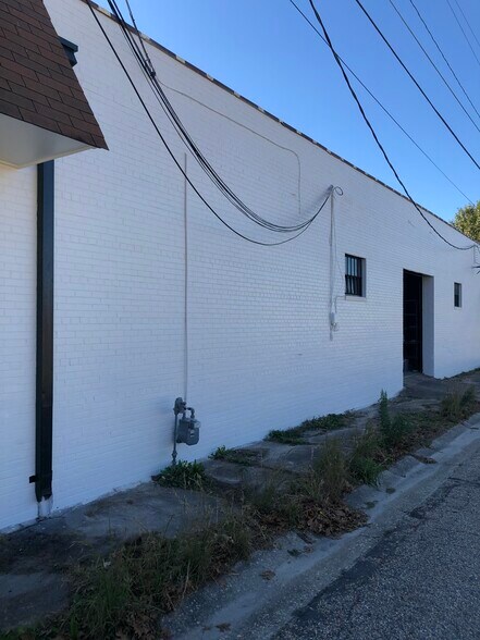 More Photos Of 302 Williams St, Fayetteville Flex For Sale