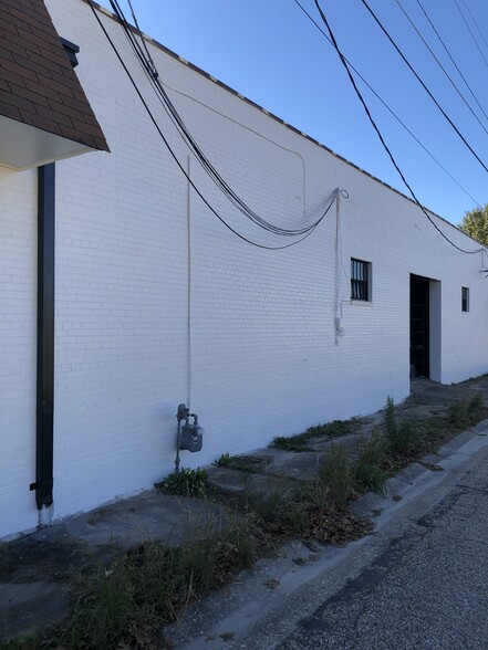 More Photos Of 302 Williams St, Fayetteville Flex For Sale