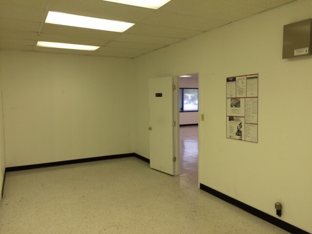 More Photos Of 811 W McGalliard Rd, Muncie Storefront For Sale