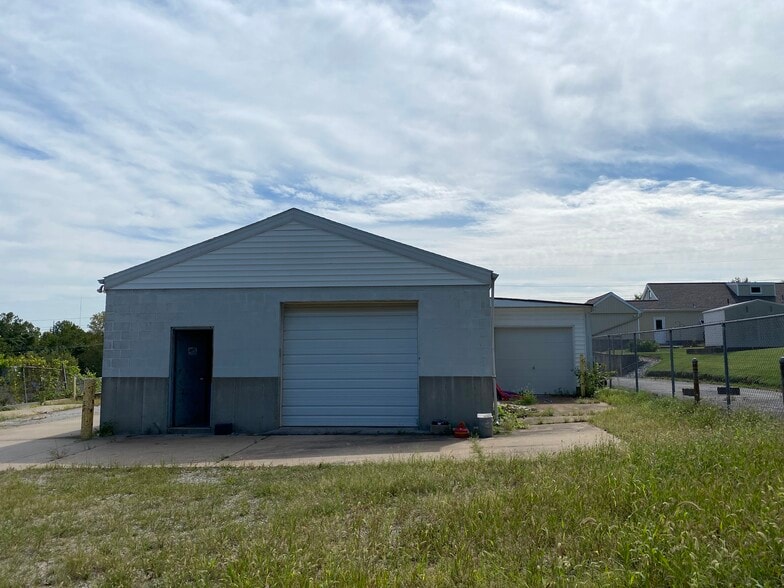 More Photos Of 10703 Tesshire Dr, Saint Louis Industrial For Sale