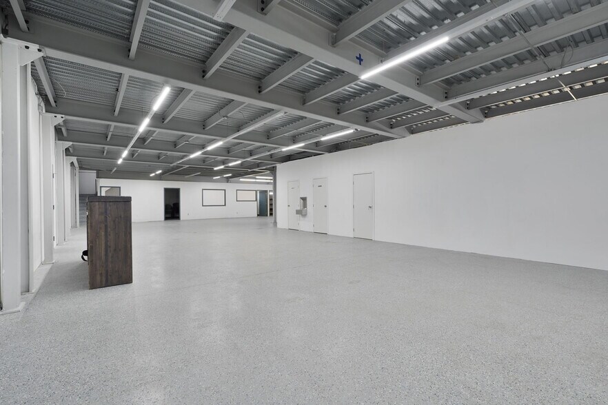 More Photos Of 10328 73rd Ave NW, Edmonton Showroom For Lease