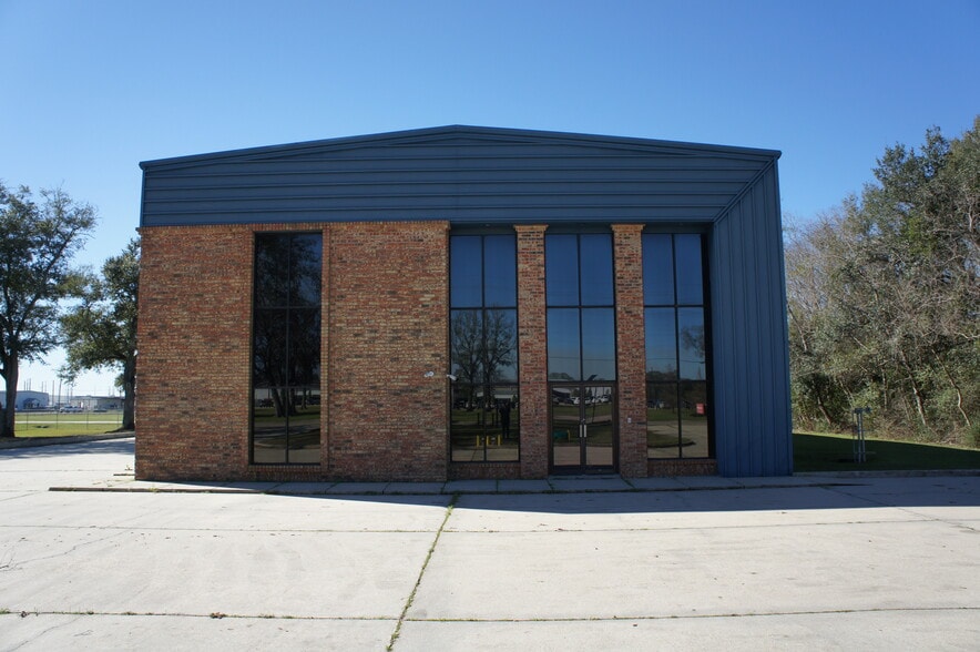 More Photos Of 3505 W Admiral Doyle Dr, New Iberia Flex For Lease