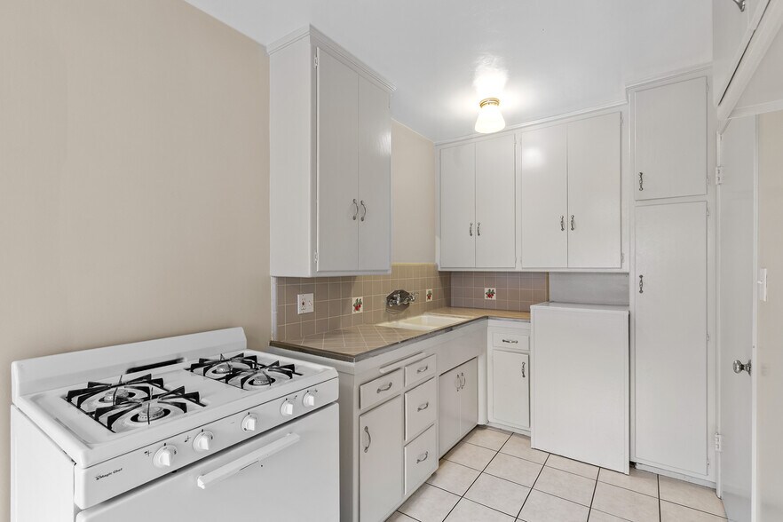 More Photos Of 123-129 N Jackson St, Glendale Apartments For Sale