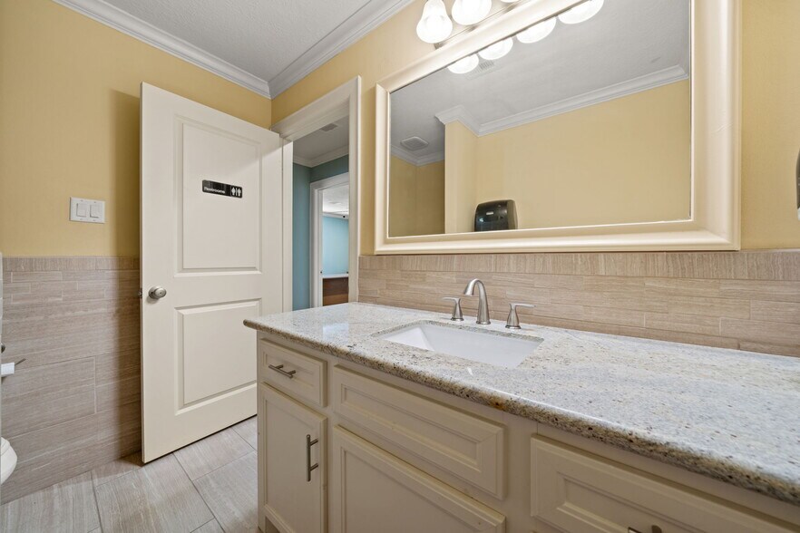 More Photos Of 1707 Bernie Ave, Rosenberg Office For Sale