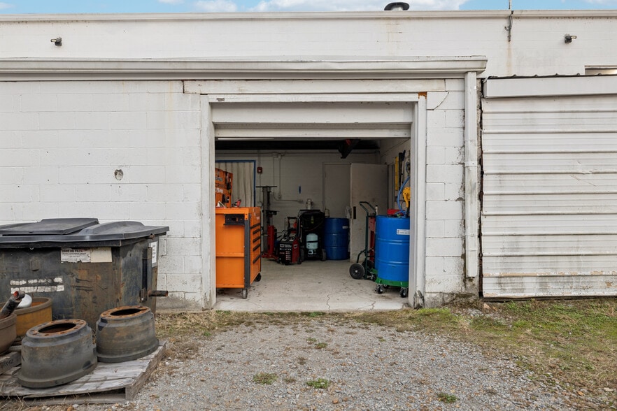 More Photos Of 3502 Dickerson Pike, Nashville Flex For Sale