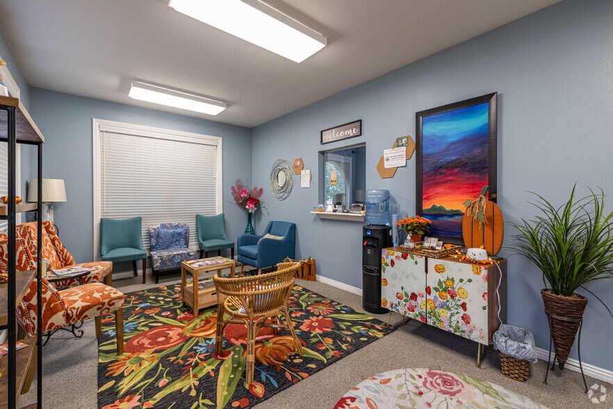 More Photos Of 5212 Village Pky, Rogers Unknown For Lease