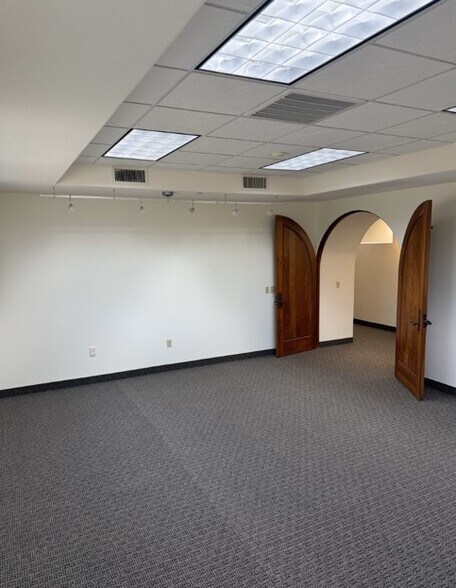 More Photos Of 15955 N Dial Blvd, Scottsdale Light Distribution For Lease