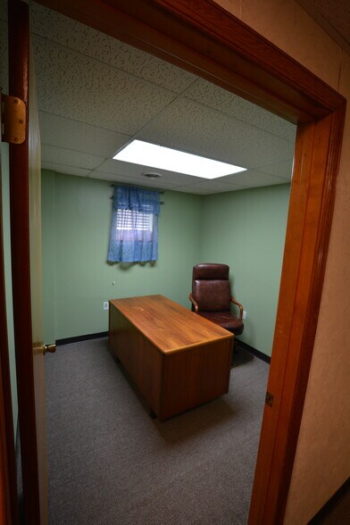 More Photos Of 7836 Oakwood Rd, Glen Burnie Office For Sale