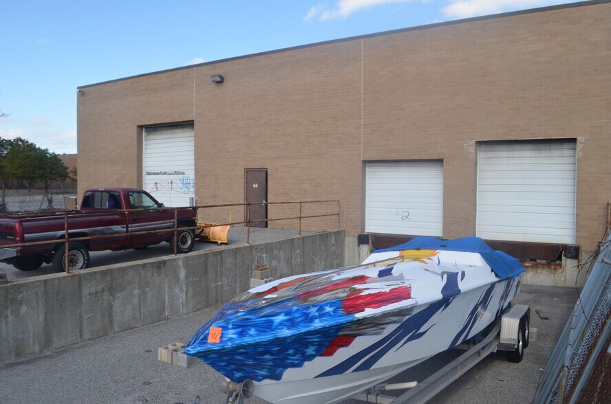 More Photos Of 39 Windsor Pl, Central Islip Warehouse For Lease