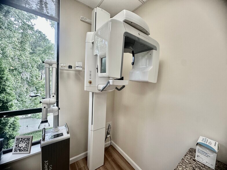 More Photos Of 4 Dearfield Dr, Greenwich Medical For Lease