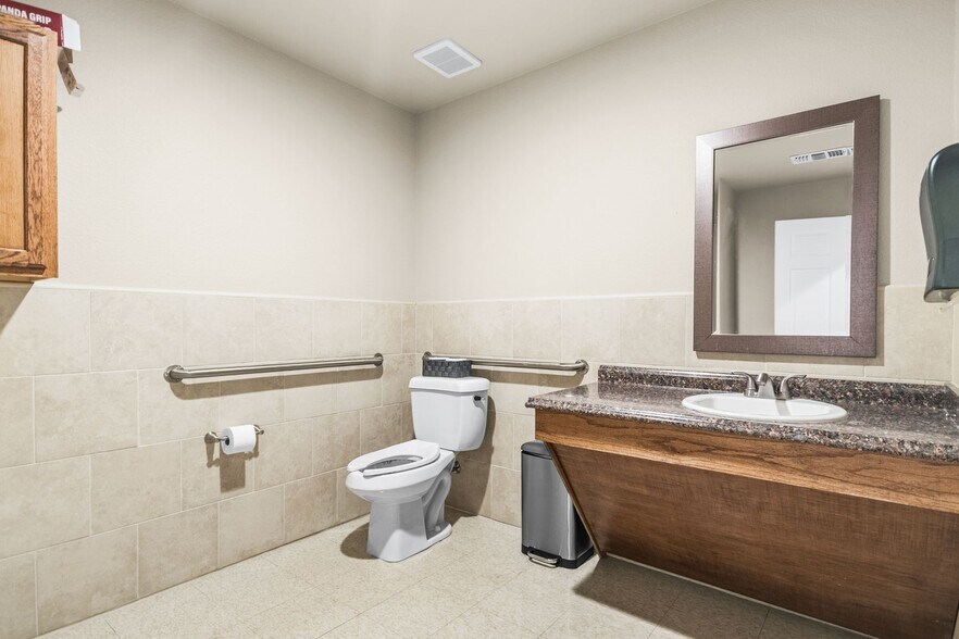 More Photos Of 14235 Blanco Rd, San Antonio Office For Sale