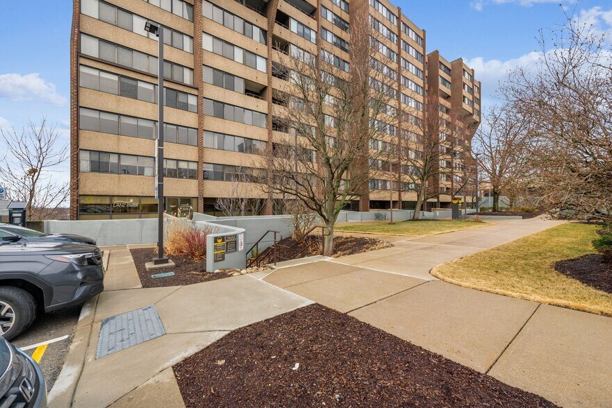 More Photos Of 750 Washington Rd, Mt Lebanon Apartments For Sale