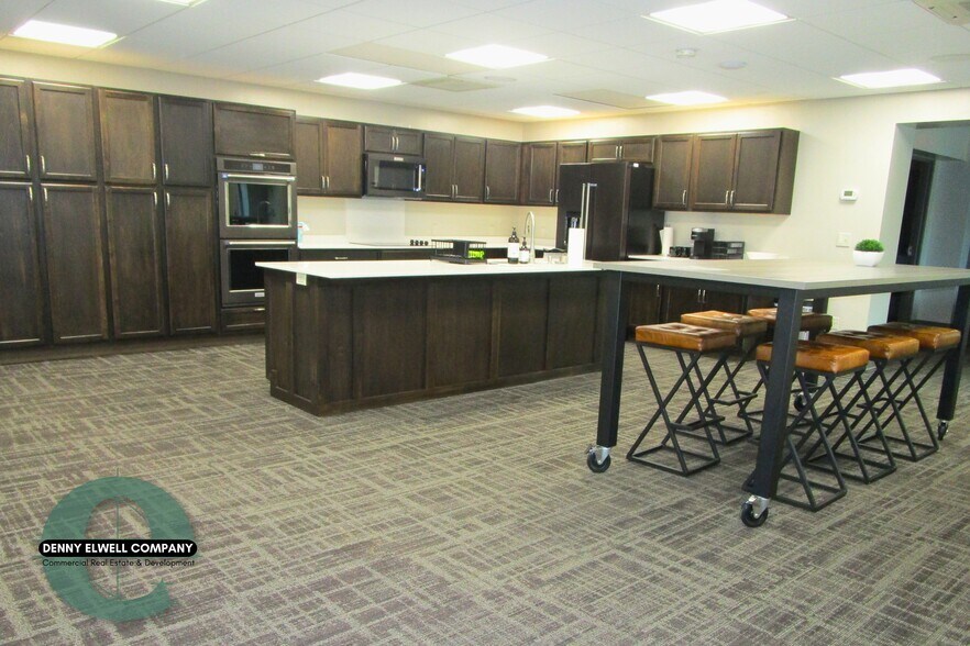 More Photos Of 18720 Highway D20, Alden Flex For Lease