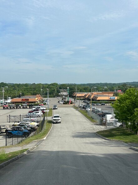 More Photos Of 8812 Kingston Pike, Knoxville Warehouse For Lease