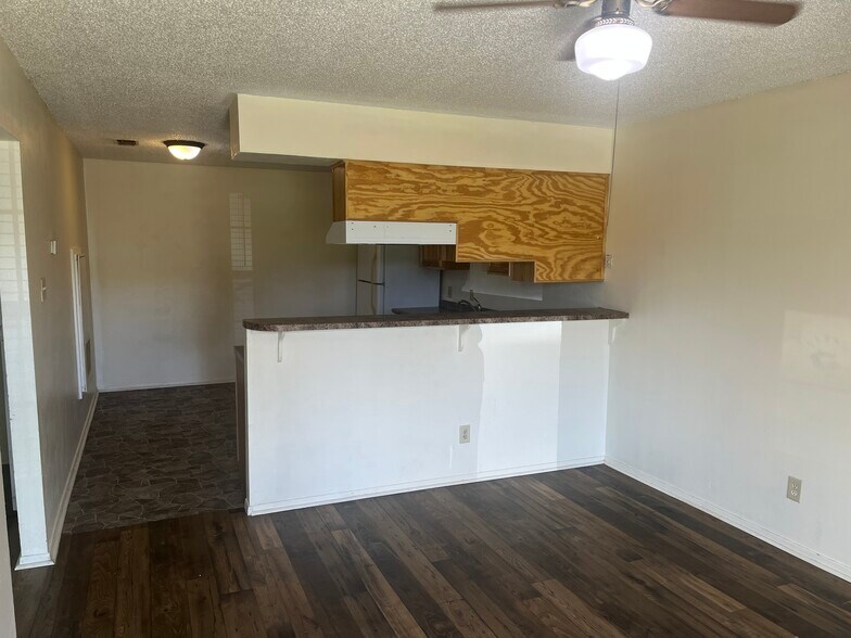 More Photos Of 209 E Sycamore Ln, Longview Apartments For Sale
