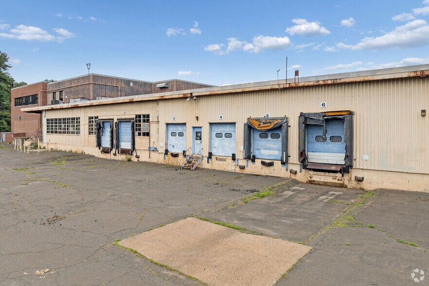 More Photos Of 92 Deerfield Rd, Windsor Unknown For Lease