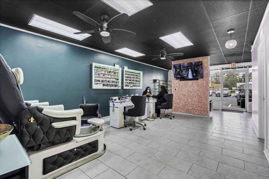 More Photos Of 110 E Butler Rd, Mauldin Storefront For Sale