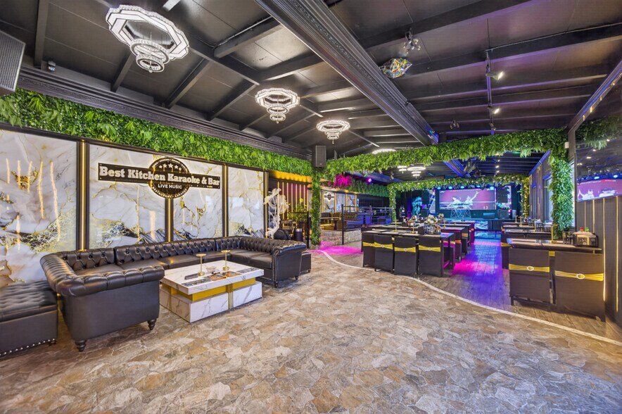More Photos Of 7121 Governors Cir, Sacramento Restaurant For Sale