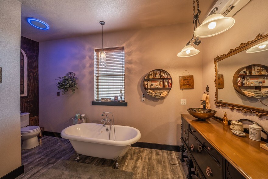 More Photos Of 75 N Waco St, Hillsboro General Retail For Lease