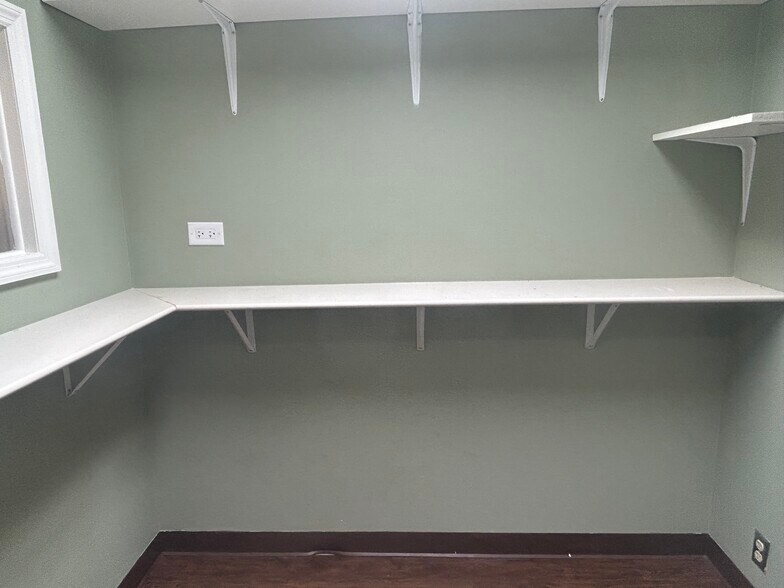 More Photos Of 8525-8549 Gunn Hwy, Odessa Unknown For Lease