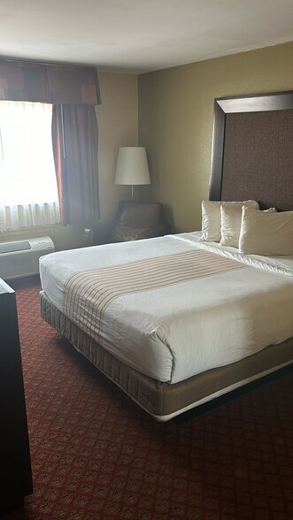 More Photos Of 11 Des Moines Ave, South Hutchinson Hotel For Sale