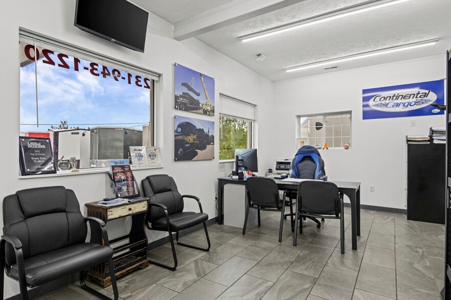 More Photos Of 981 Blue Star Dr, Traverse City Auto Repair For Sale