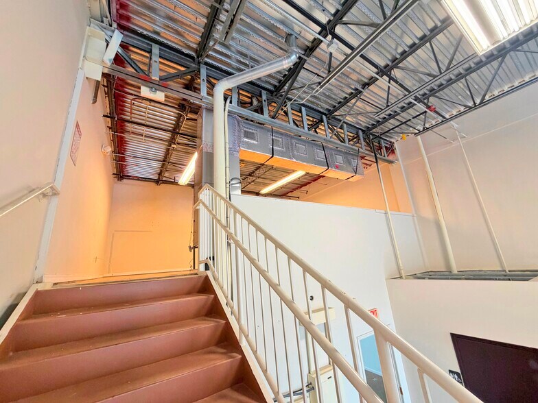 More Photos Of 14231 W Jetport Loop, Fort Myers Showroom For Lease