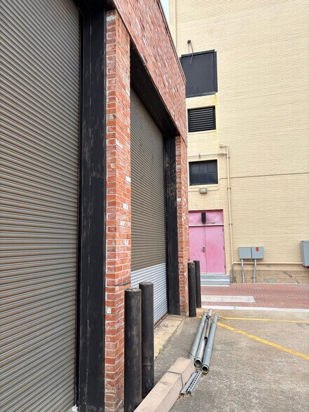 More Photos Of 201 N Pacific St, Conroe Freestanding For Lease