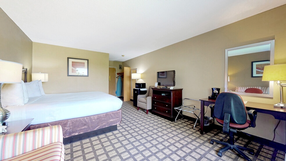 More Photos Of 6 Traders Cir, Normal Hotel For Sale