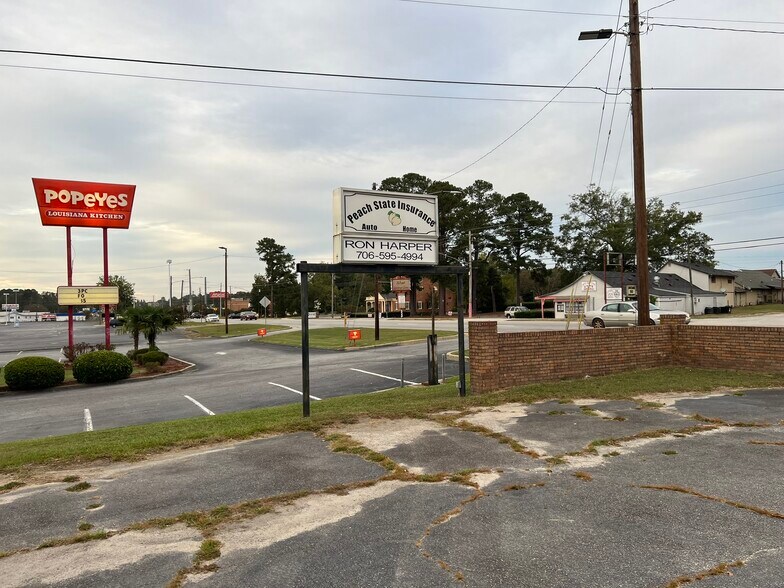 More Photos Of 647 Main St, Thomson Flex For Sale