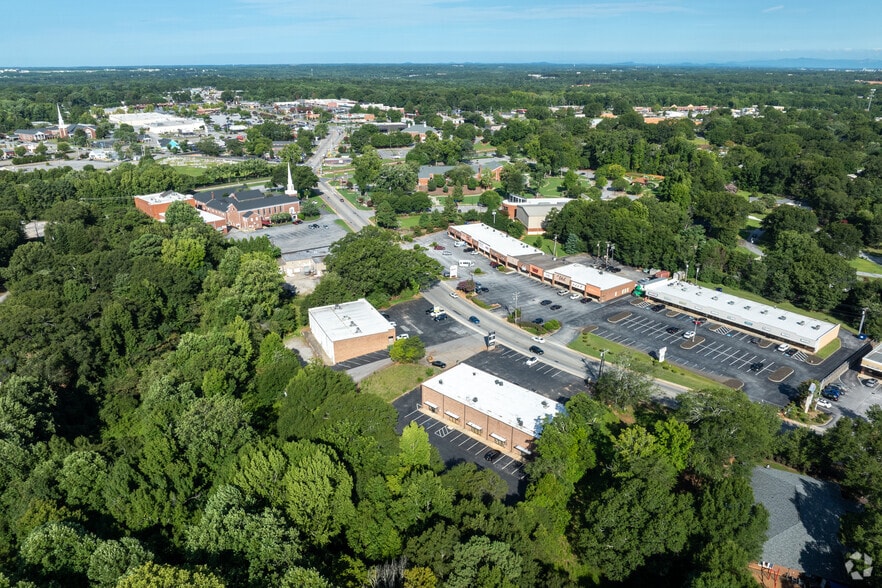 More Photos Of 110 E Butler Rd, Mauldin Unknown For Lease