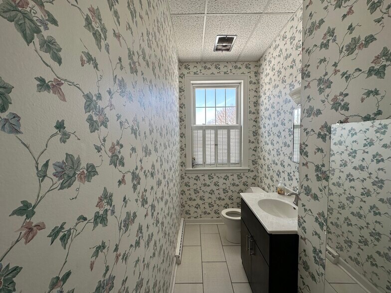 More Photos Of 8275 N 32nd St, Richland Office For Lease