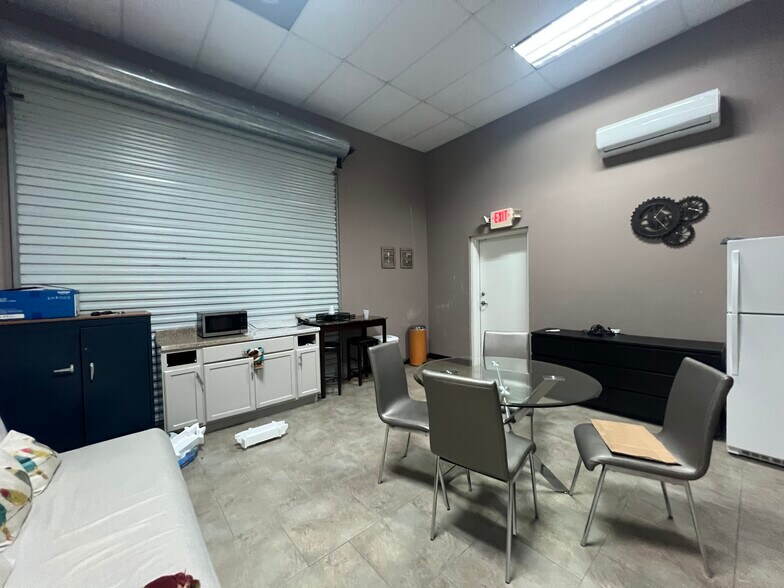 More Photos Of 3910 Osage St, Houston Service For Lease