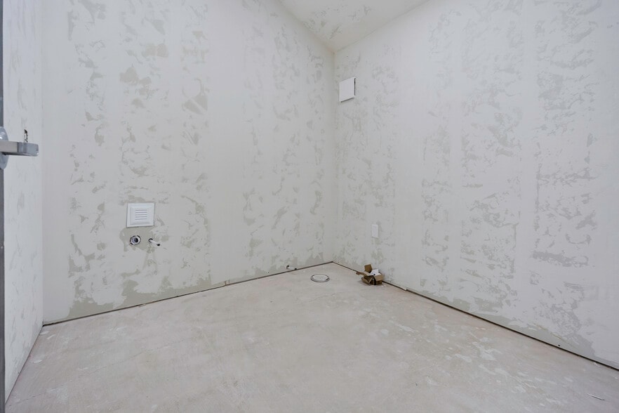 More Photos Of 4403-4411 SW 3rd St, Oklahoma City Showroom For Lease