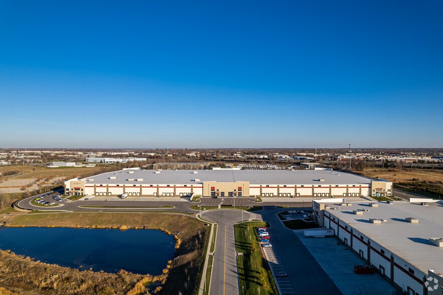 More Photos Of 16000-16200 W 116th St, Lenexa Distribution For Lease