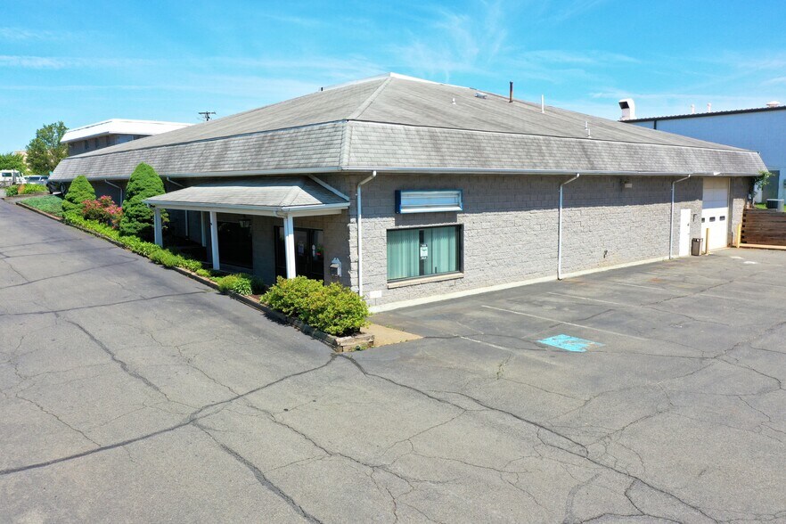 More Photos Of 9208 Venture Ct, Manassas Park Warehouse For Lease